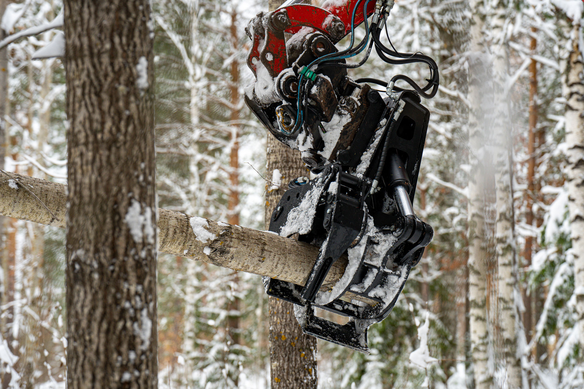 JAK-220C Energiegreifer - ein leichter und effizienter Fällgreifer für kleine Bagger. Ideal zum Schneiden und Ernten von Kleinholz.