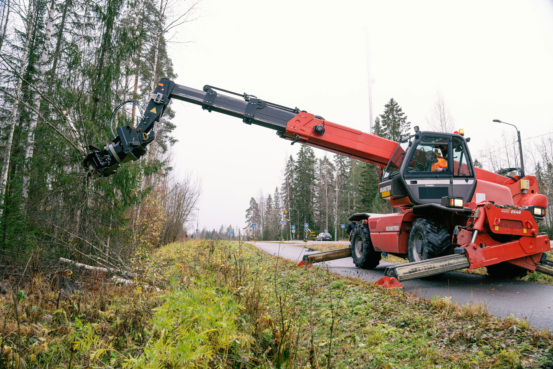 The JAK-250R tree shear attached to a telehandler, ready for efficient wood handling and clearing.