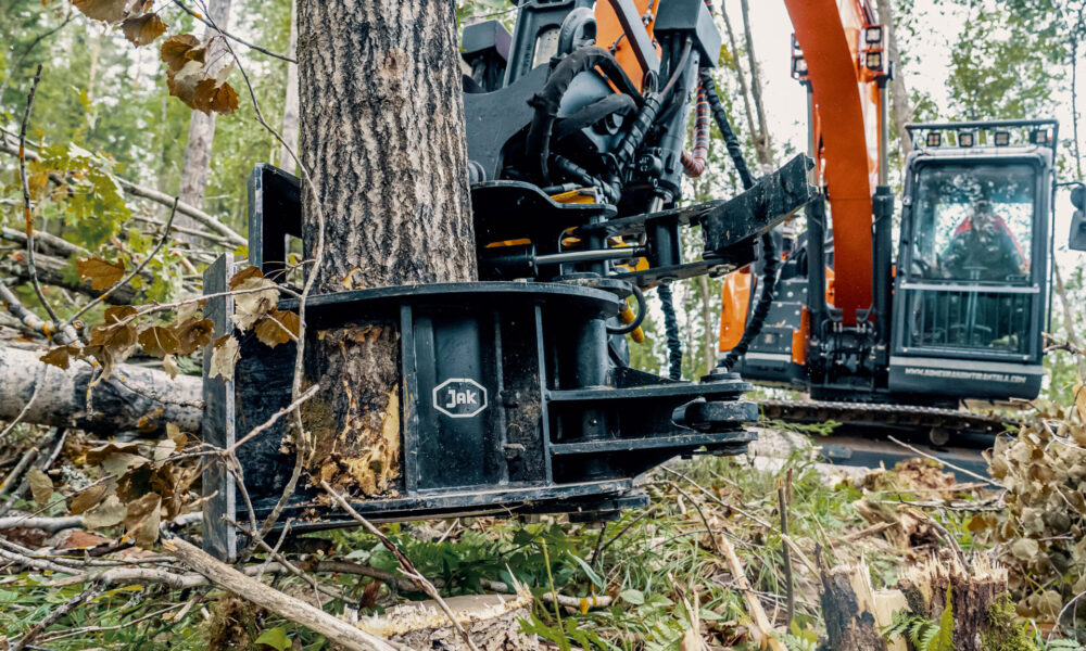 JAK-300C energiakoura kiinnitettynä kaivinkoneeseen, valmiina tehokkaaseen puunkäsittelyyn ja raivaukseen.