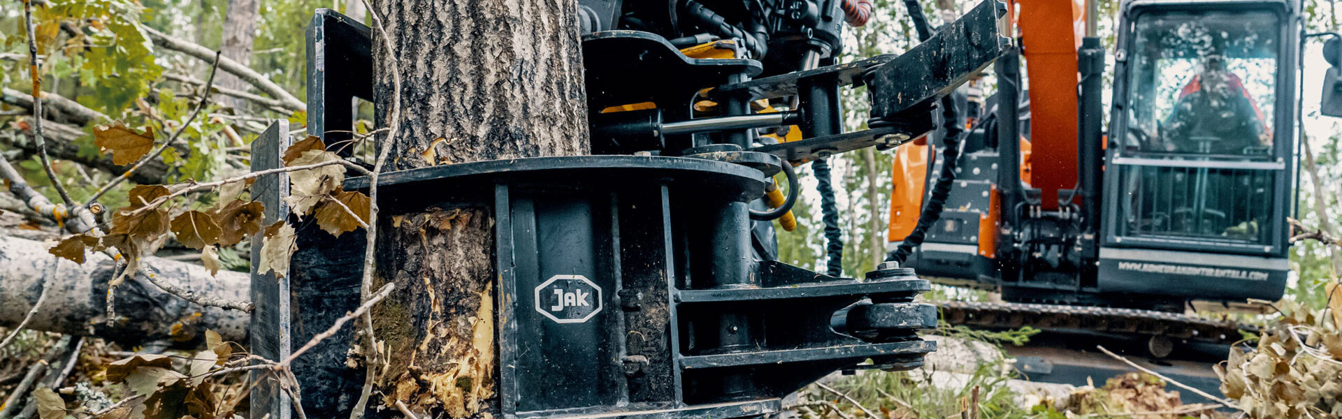 JAK-300C energiakoura kiinnitettynä kaivinkoneeseen, valmiina tehokkaaseen puunkäsittelyyn ja raivaukseen.