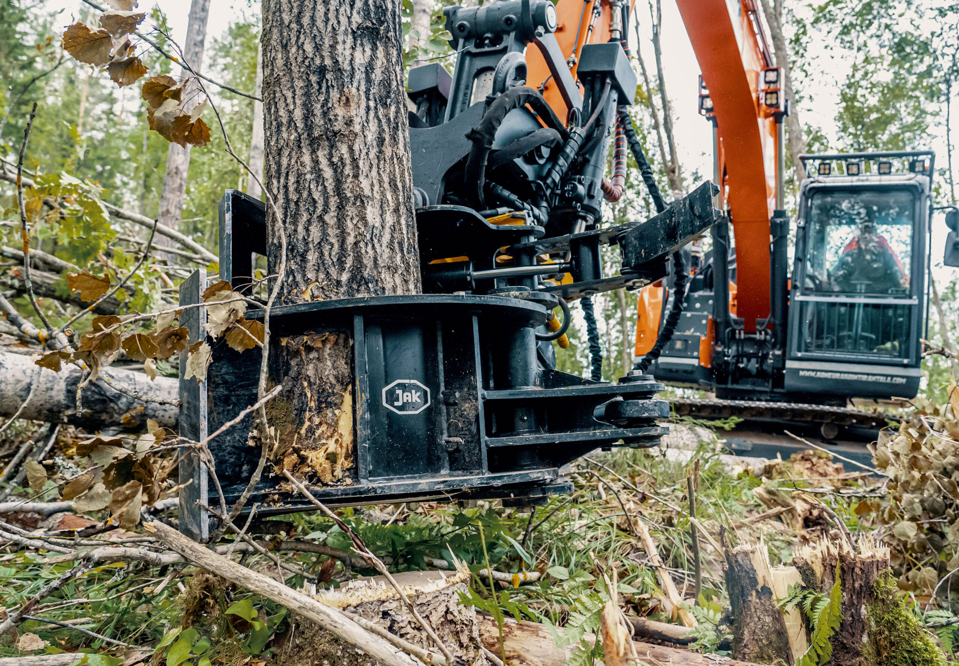 Der an einem Bagger angebrachte Fällgreifer JAK-300C ist bereit für den effizienten Holzumschlag und die Rodung.