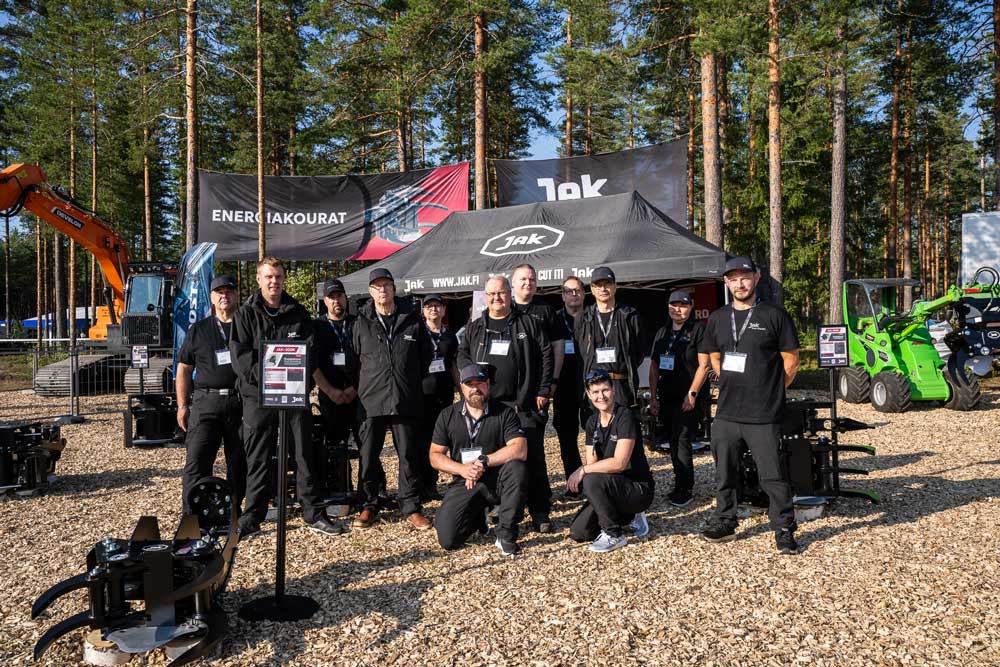 Ett gruppfoto av JAK:s personal på FinnMETKO-mässan