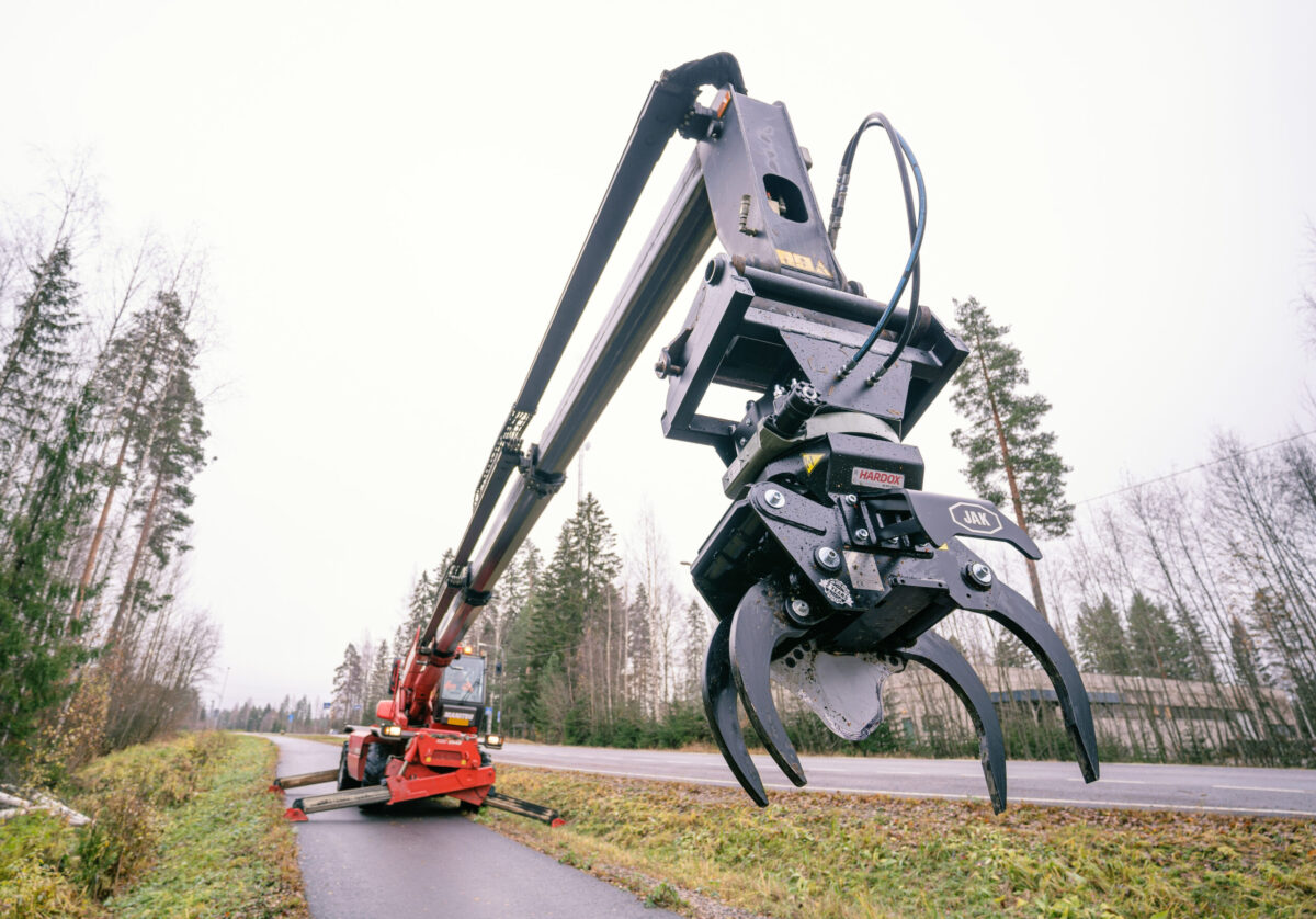 JAK-250R energiakoura, suunniteltu kuormaajiin ja kurottajiin, tarjoaa tehokasta puun kaatoa ja oksien käsittelyä, sekä luotettavaa suorituskykyä.