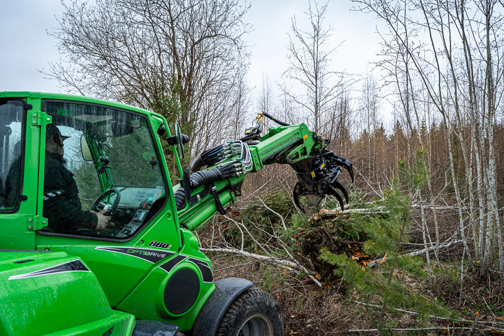 JAK-200R tree shear attached to Avant wheel loader