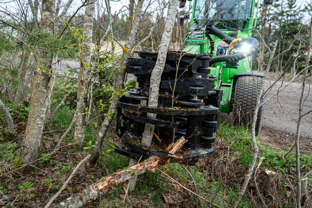 JAK-200R tree shear attached to Avant wheel loader