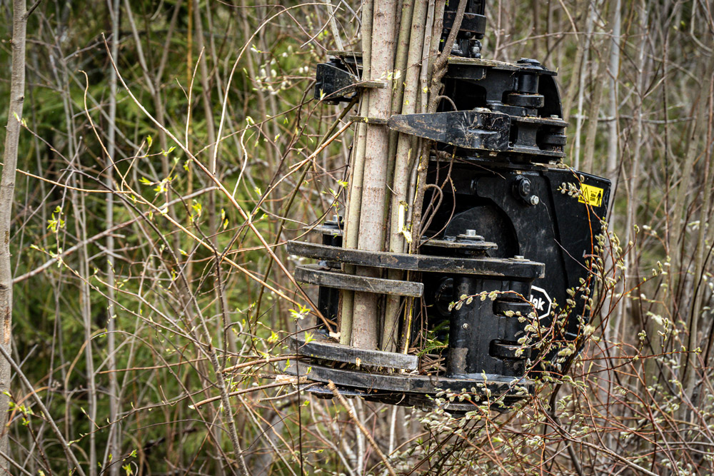 JAK-250K Pro tree shear – a heavy-duty tree shear for forest machines and large tractors, with collector and radio control.