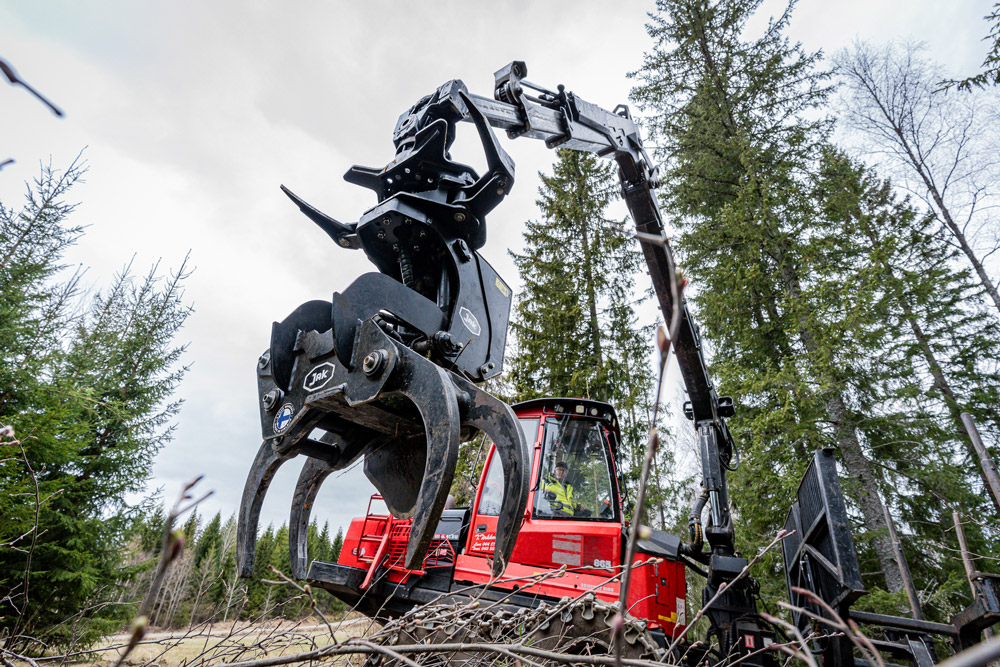 JAK-250K Pro tree shear – a heavy-duty tree shear for forest machines and large tractors, with collector and radio control.