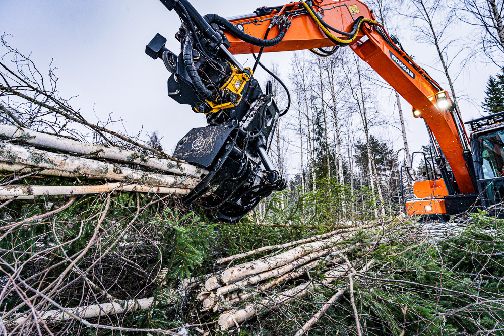 JAK-400C Energiegreifer - ein effizienter und langlebiger Holzbearbeitungsgreifer für Bagger, professionelle Forstwirtschaft und Energieholzernte.