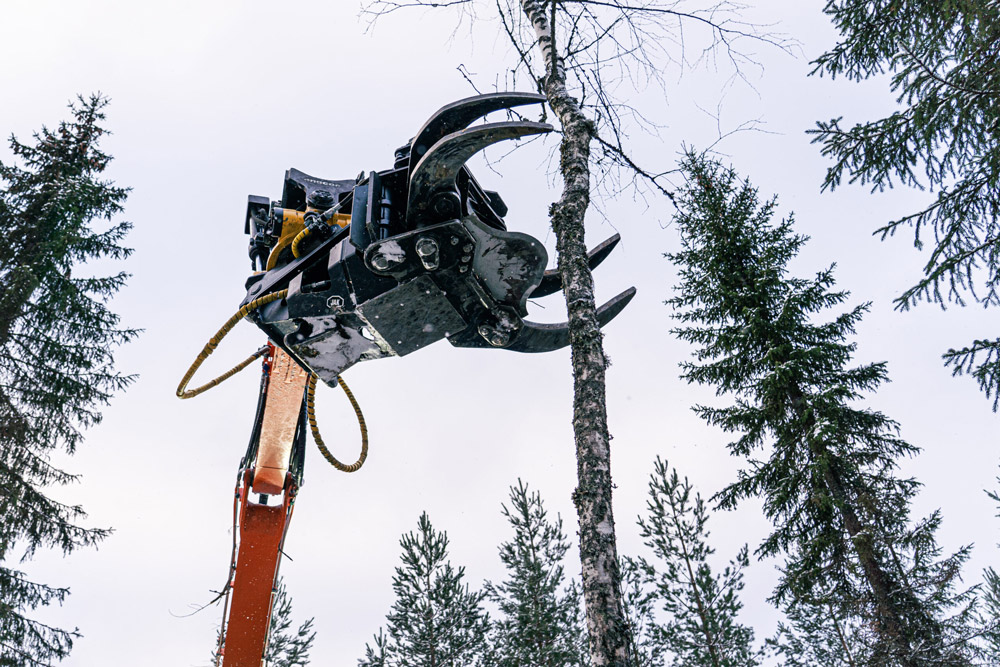 JAK-300R tree shear attached to the excavator for efficient tree cutting