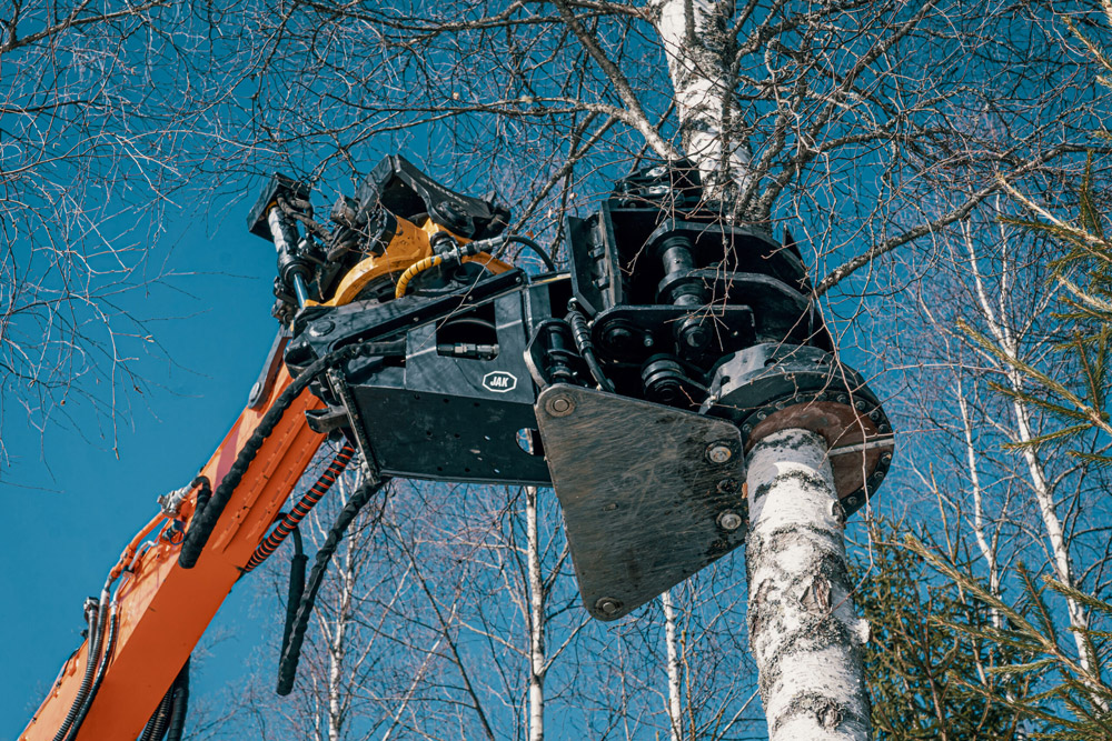 JAK-350R guillotine grab on excavator - an efficient solution for tree cutting